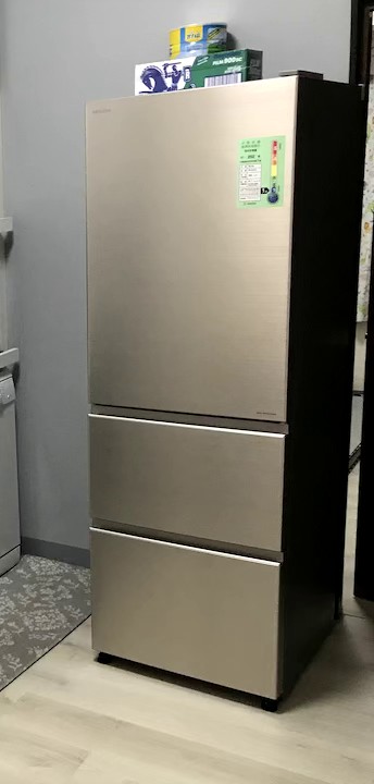 【開箱】｜低預算裝潢仿清水模電視牆｜即便「好窄」有家人就是豪宅。