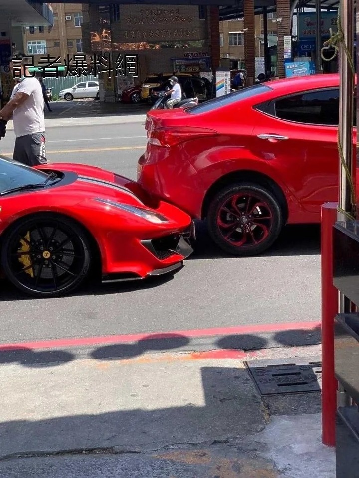 車與車的連結 !買完香腸「倒車騎上」法拉利 高雄男賠慘了