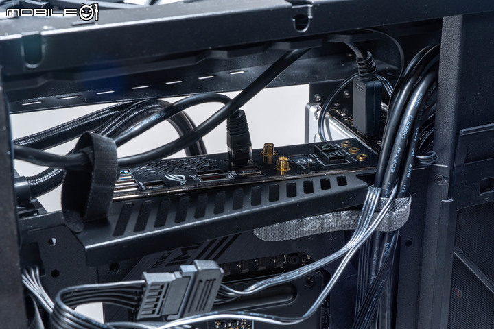 ROG Z11 電競機殼開箱試用 以斜向擺主機板真能提高性能?