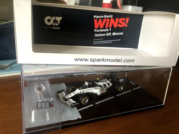 spark 1/43 gasly 2020 monza 首勝紀念版開箱 (圖少微開箱)