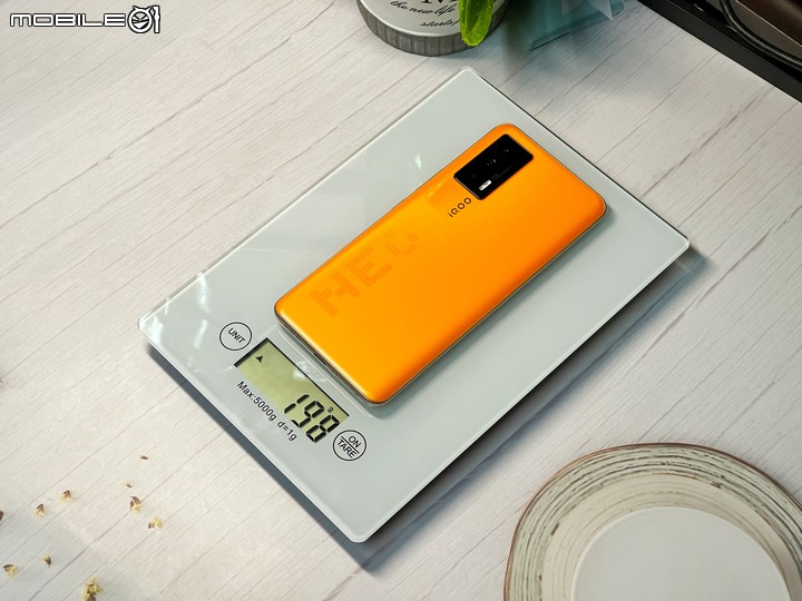 「 開箱 」iQOO Neo 5 簡單開箱 - 與 Vivo X60 Pro 高度相似,挑戰拍照最美遊戲手機