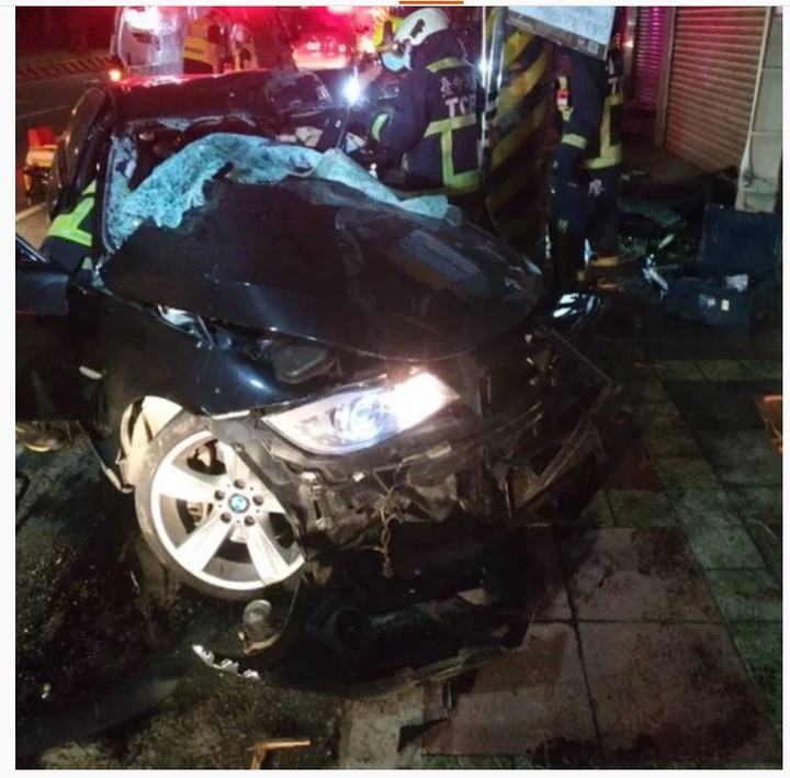 男駕BMW載2友疑失控撞電桿 駕駛受困車內2小時「意識漸模糊」傷重不治