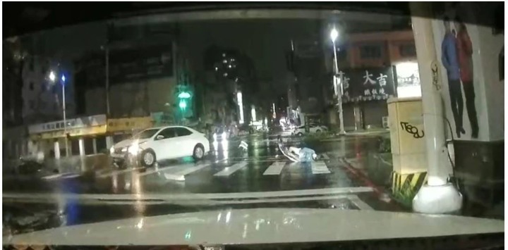 撞擊畫面|外送員與左轉車碰撞噴上天「大」字型旋轉骨折