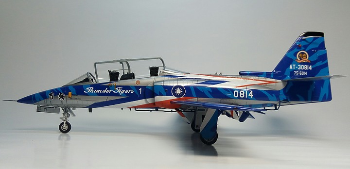 點我看大圖 FREEDOM 1/48 AT-3 自強號教練機