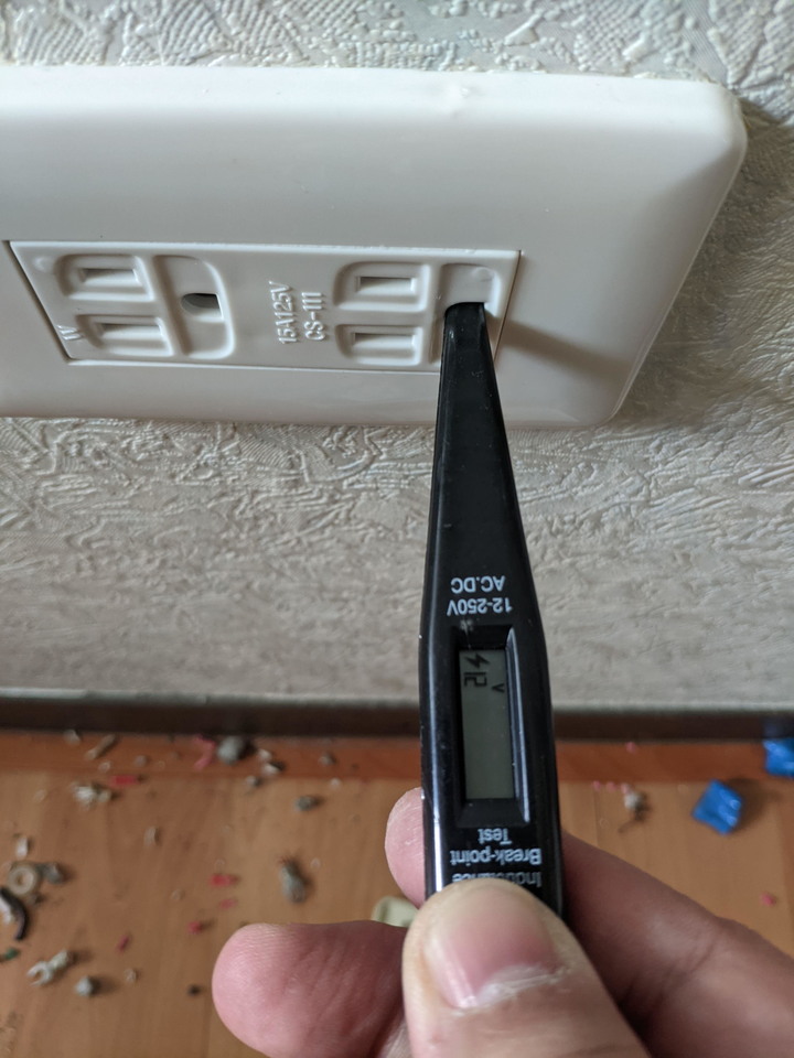 請問 為什麼三孔插座的G 會有 12V？