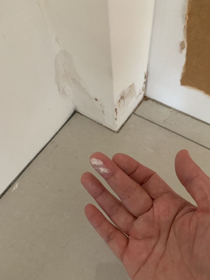 地磚撬開後有濕是正常的嗎？