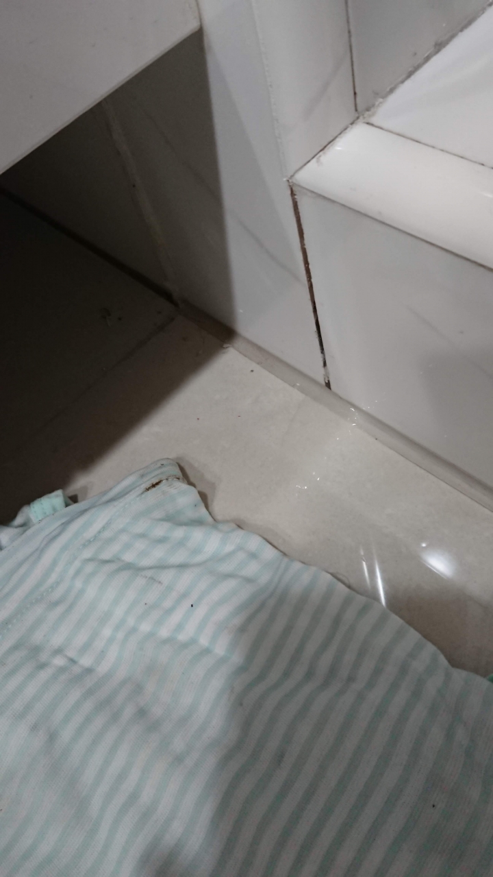 地磚撬開後有濕是正常的嗎？