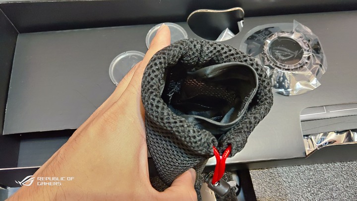 ROG PG32UQX - 4K 144Hz DSC Mini LED HDR顯示器之王(簡單開箱-圖文多)