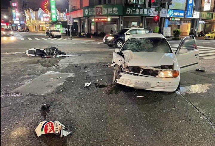 紅牌重機與轎車擦撞致女騎士受傷 警疑皆闖紅燈釀禍