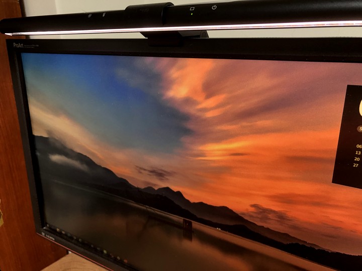 兩張照片說明Benq wit screenbar 跟一般檯燈(LED)的主要差異
