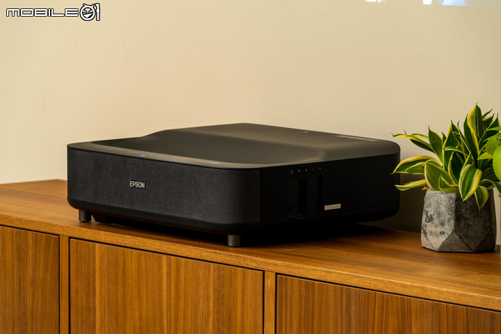 EPSON 國民雷射大電視 EH-LS300B 開箱體驗 120 吋大畫面輕鬆可得