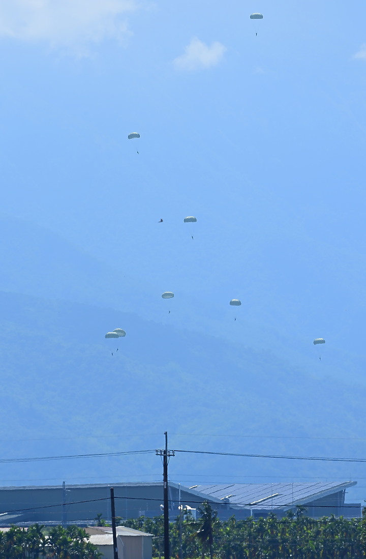 Z7II廣闊區域AF傘兵跳傘訓練，影片緊按快門鈕有鎖焦效果。