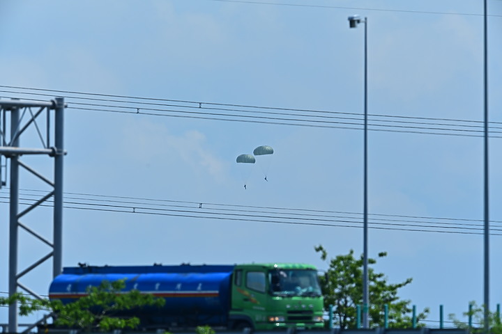 Z7II廣闊區域AF傘兵跳傘訓練，影片緊按快門鈕有鎖焦效果。