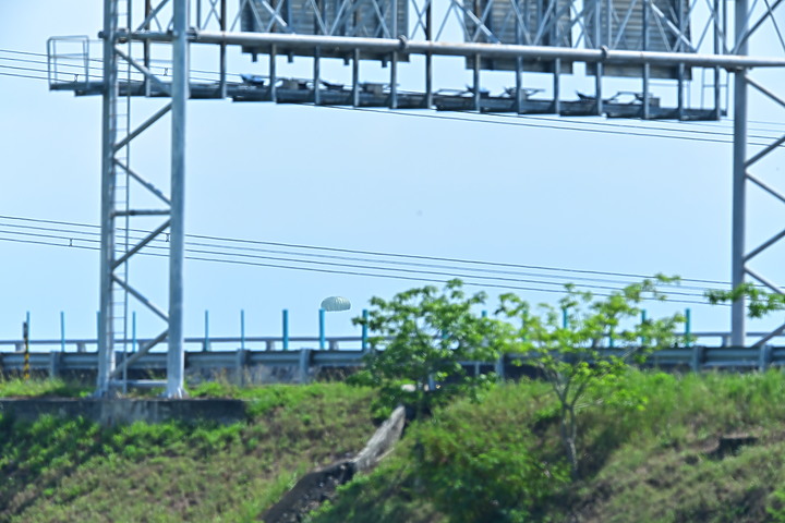 Z7II廣闊區域AF傘兵跳傘訓練，影片緊按快門鈕有鎖焦效果。