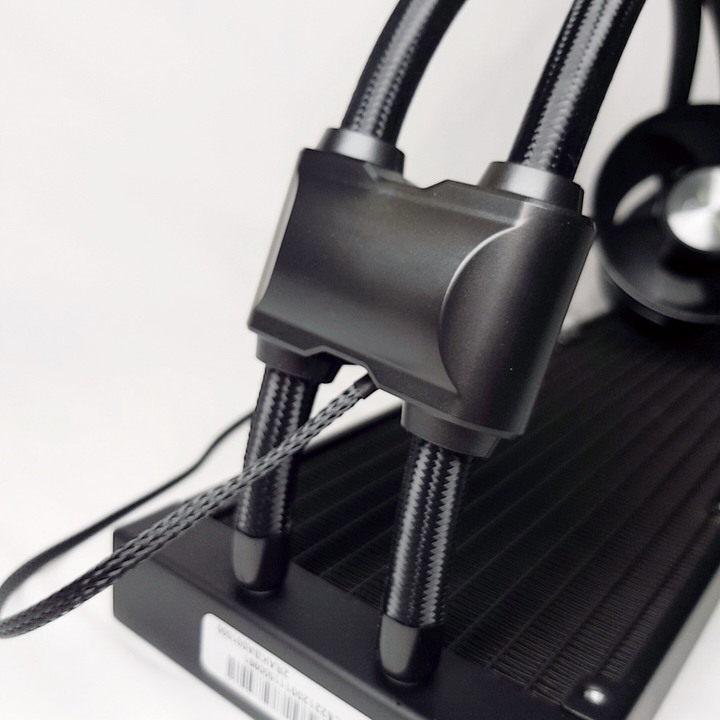 夠冷夠閃亮的一體式水冷散熱器 - 迎廣 InWin BR36