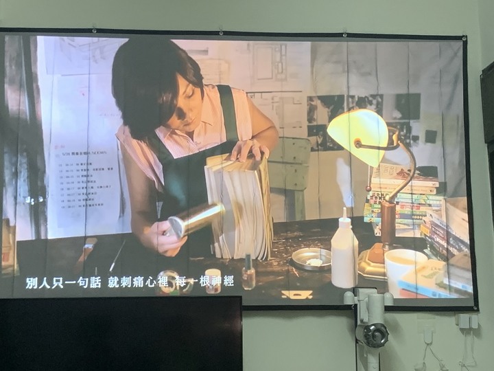 【開箱】LINDY 林帝螢幕支架新玩法&抗光布幕&Optoma HD100D