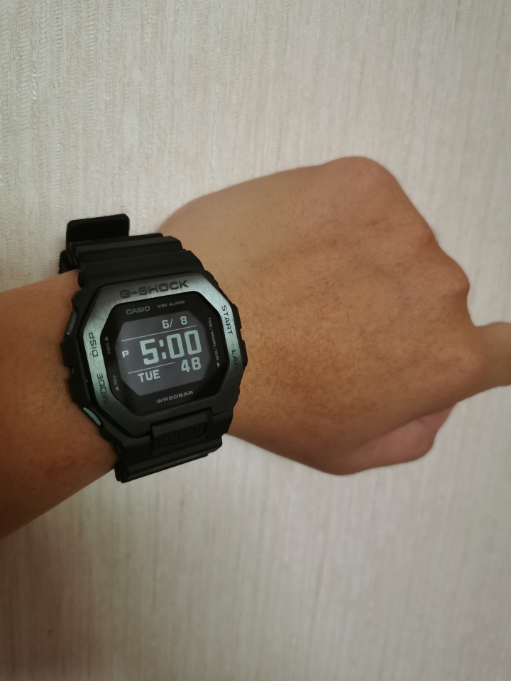 CASIO G-SHOCK GBX-100 過癮的超大數字顯示
