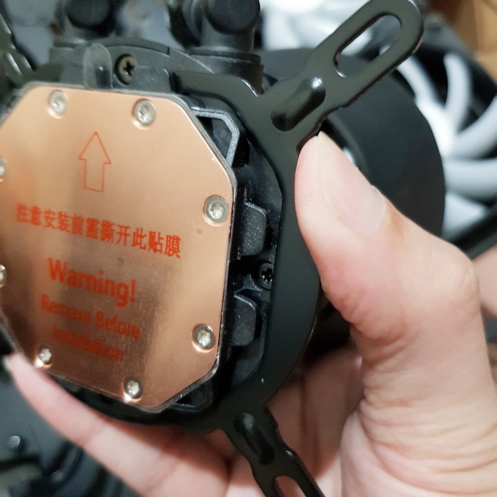 夠冷夠閃亮的一體式水冷散熱器 - 迎廣 InWin BR36