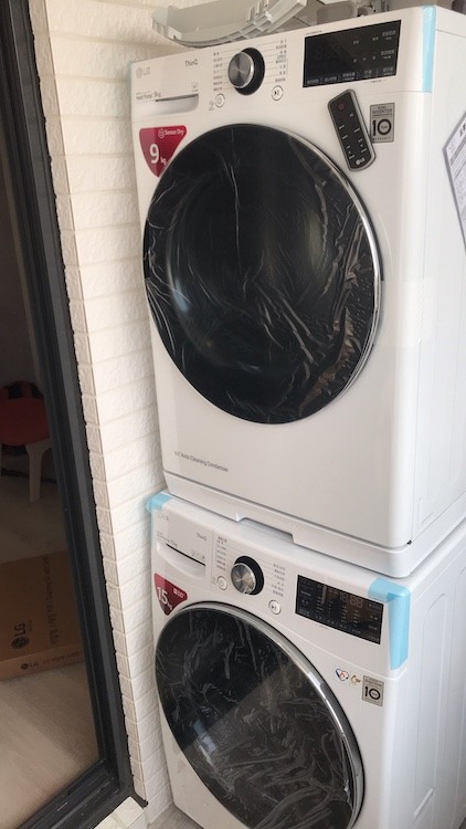 【開箱】｜低預算裝潢仿清水模電視牆｜即便「好窄」有家人就是豪宅。