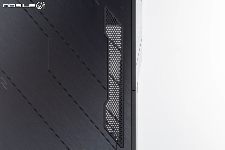 ROG Z11 電競機殼開箱試用 以斜向擺主機板真能提高性能?