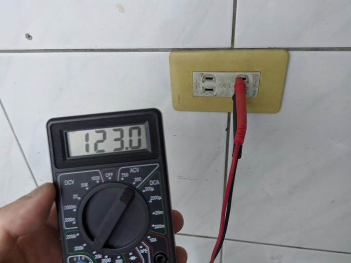請問大樓公共區域電壓過高130v，正確處理方式?