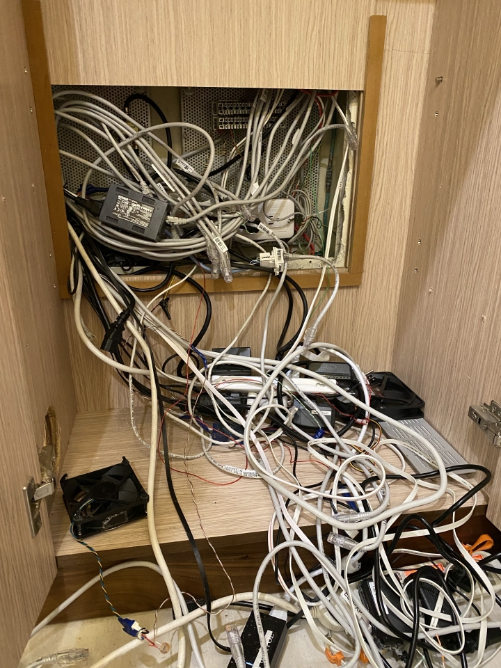 疫情關在家就是要整理弱電櫃啊,Unifi 簡易版全家桶分享 UDMP+USW-24-POE