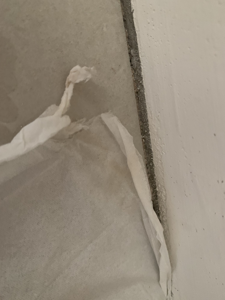 地磚撬開後有濕是正常的嗎？