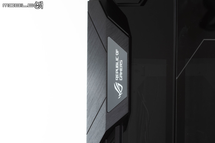 ROG Z11 電競機殼開箱試用 以斜向擺主機板真能提高性能?