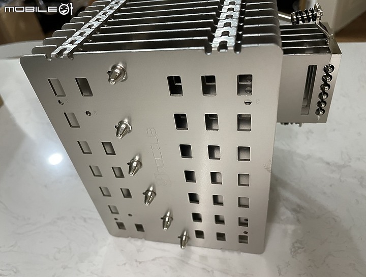 開箱 Noctua 貓頭鷹話題新品 NH-P 無風扇空冷巨無霸力壓 Ryzen 7 5700G