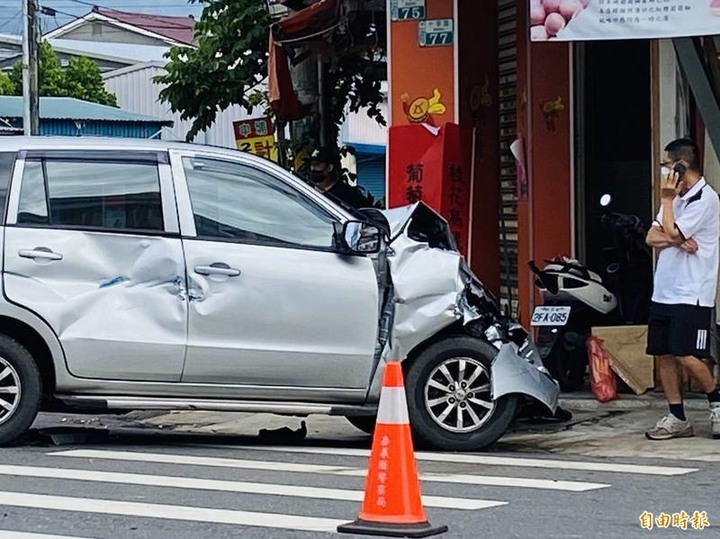 驚魂瞬間！2車相撞後1車衝進飲料店 1重傷、2輕傷