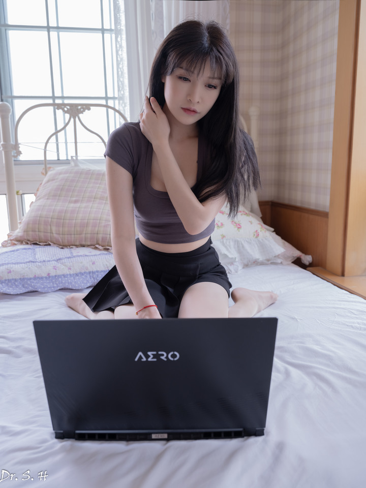 Aero 15 OLED 3070 不標準開箱文, 帶美女