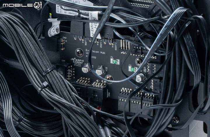 ROG Z11 電競機殼開箱試用 以斜向擺主機板真能提高性能?