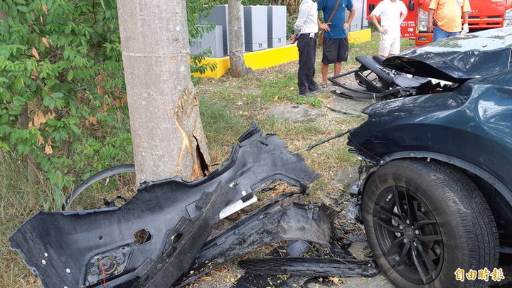 (連結有影片) 男開車睡著猛撞路樹!台東一家4口濺血 3歲女童昏迷
