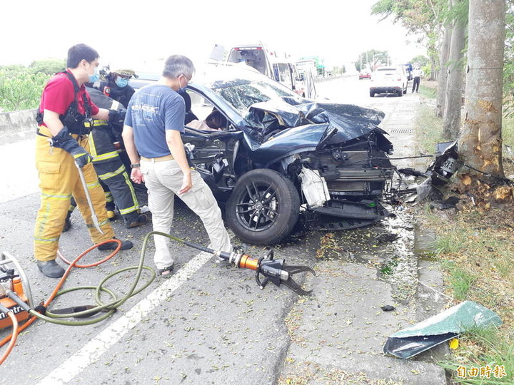 (連結有影片) 男開車睡著猛撞路樹!台東一家4口濺血 3歲女童昏迷