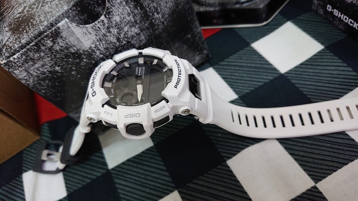 CASIO G-SHOCK G-SQUAD GBA-900 純白款