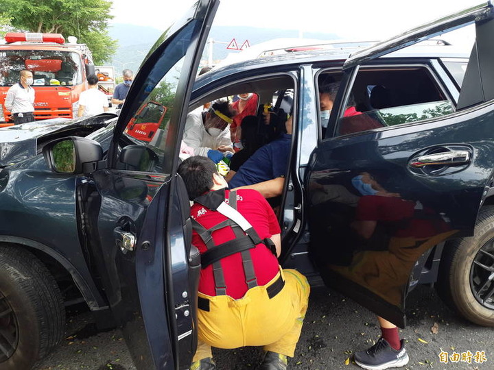 (連結有影片) 男開車睡著猛撞路樹!台東一家4口濺血 3歲女童昏迷