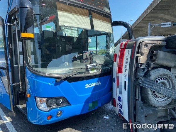 (連結有影片) 撞擊瞬間曝!救護車「遭攔腰猛撞」整台側翻再波及等紅燈客運