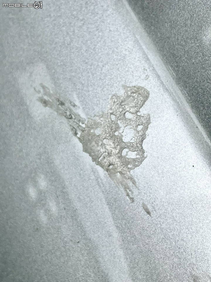 停在戶外，發現車子上有不明一塊一塊透明的黏液？