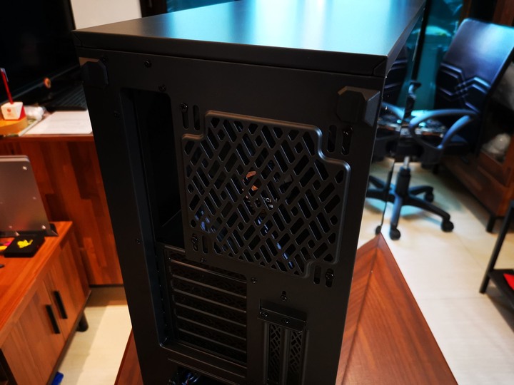 【開箱】極富機械巧思且低調奢華的電腦機殼！Fractal Design Define 7