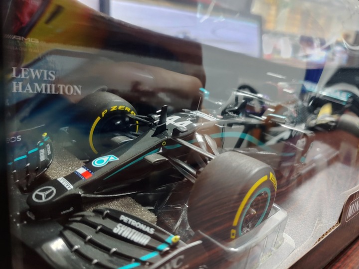 [開箱]1/18 MINICHAMPS MERCEDES W11 L.HAMILTON 2020