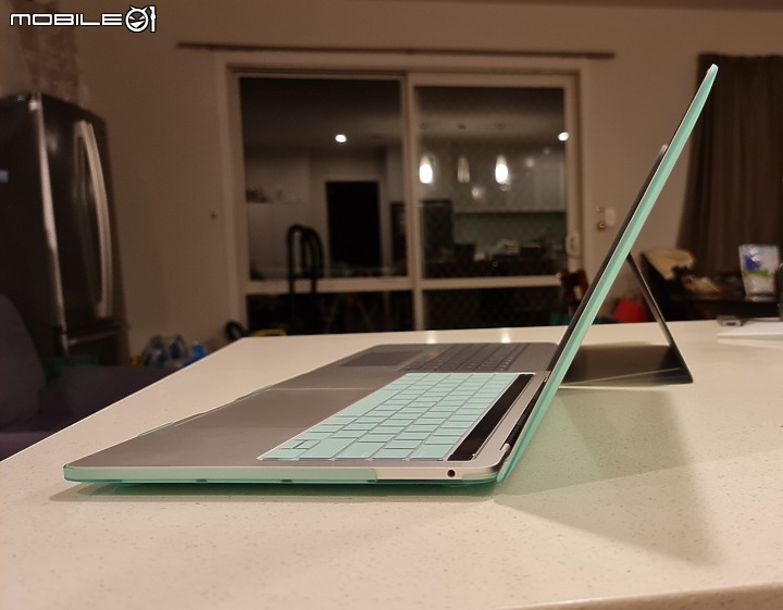 不是筆電又像筆電的微開箱，M1 IPad Pro 12.9 ＋ Logitech Combo Touch (更新：新增心得)
