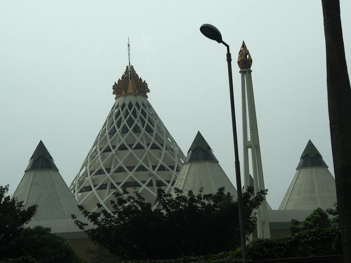 Angklung竹樂團表演、萬隆Outlet大匯集、覆舟火山、縮影公園、獨立廣場與民族英雄紀念碑 — 2014年印尼全覽七日遊 — 第三章 印尼的大都會—萬隆(Bandung)、雅加達(Jakarta)