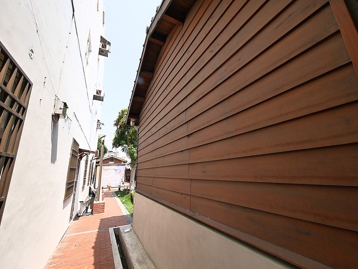 原梧棲警察官吏派出所及宿舍群、真武宮與梧棲老街 — 少數保留至今之日治時期警察官吏派出所與磚造宿舍組合,有著洗石子龍柱與石獅的玄天上帝廟