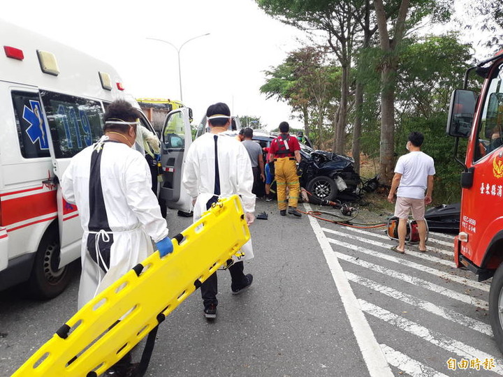 (連結有影片) 男開車睡著猛撞路樹!台東一家4口濺血 3歲女童昏迷