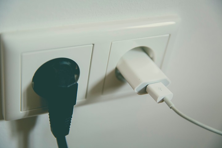 夏季家戶用電量飆升,慎防用電過載釀「電氣火災」