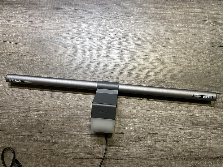 一次入手兩隻BenQ ScreenBar Halo 掛電視+曲面螢幕