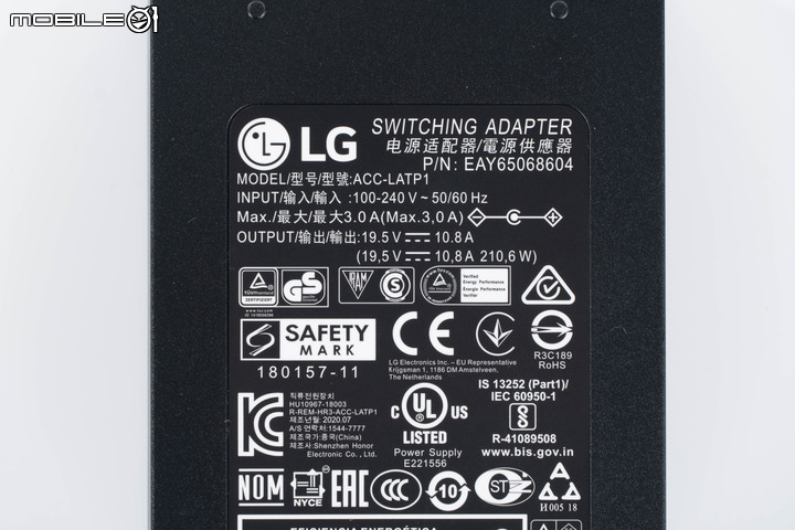 LG UltraFine Display Ergo 32UN880 人體工學螢幕開箱 顯示視野隨你調整