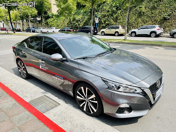 日系雙雄選哪台？Camry 2.5旗艦 v.s ALTIMA 2.0旗艦 試駕分享