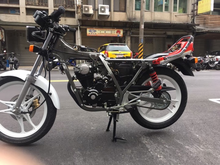 圓一個遲了30年的17歲高中生檔車夢