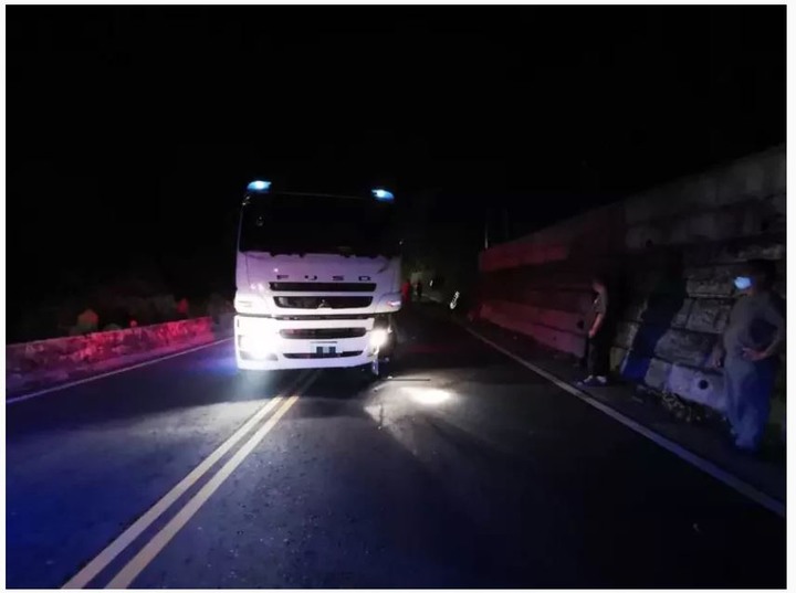 北宜疑競速飆車跨雙黃線 猛撞大貨車駕駛骨折受困